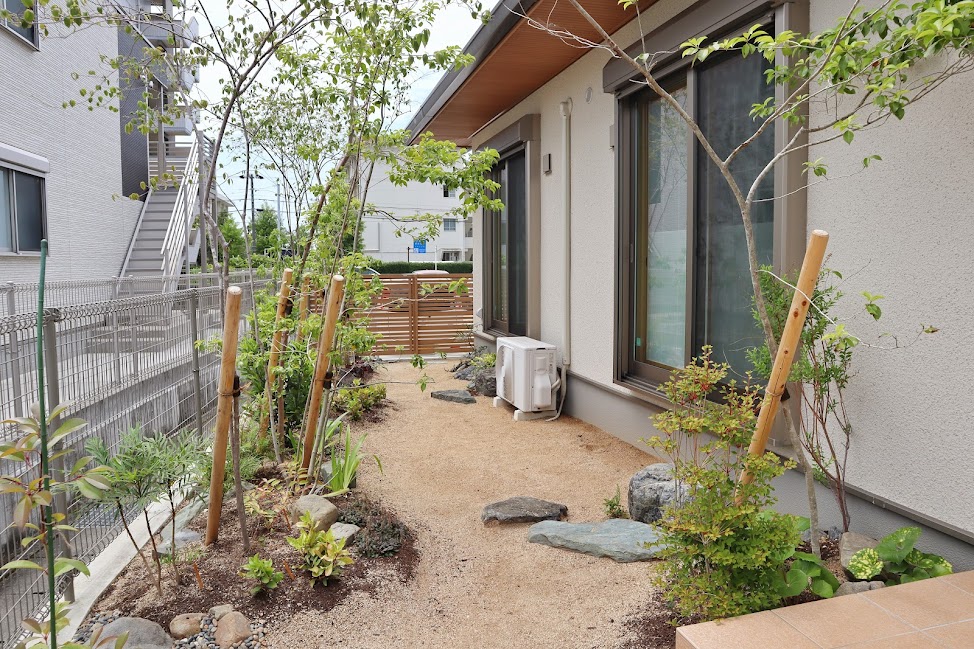 雑木の奥庭×白壁活かす植栽空間