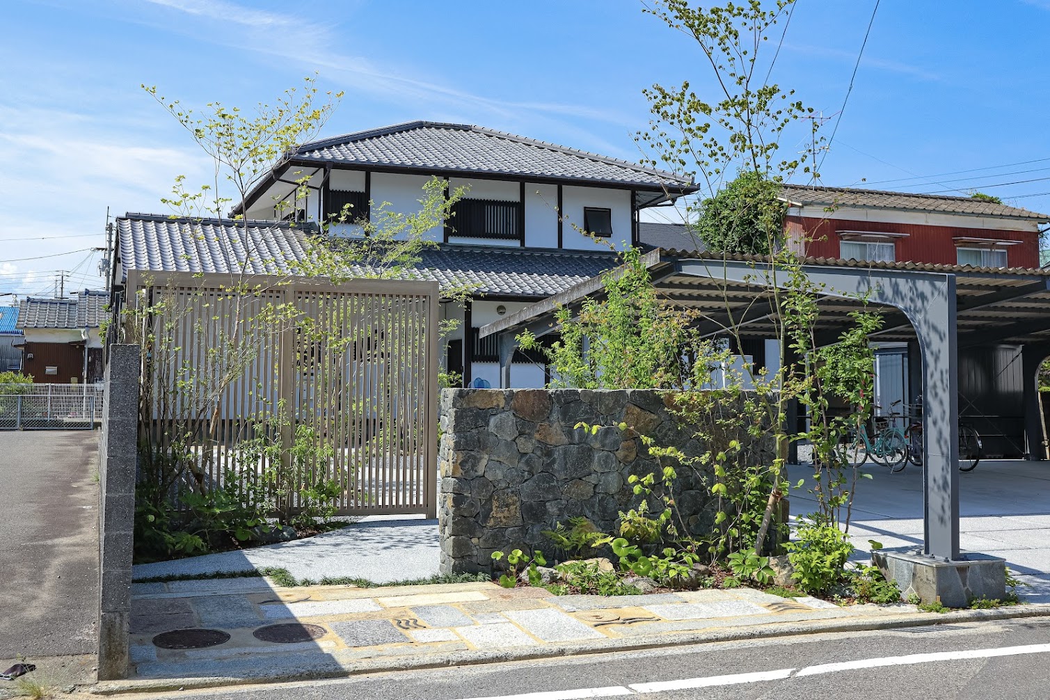 石積みと格子の庭