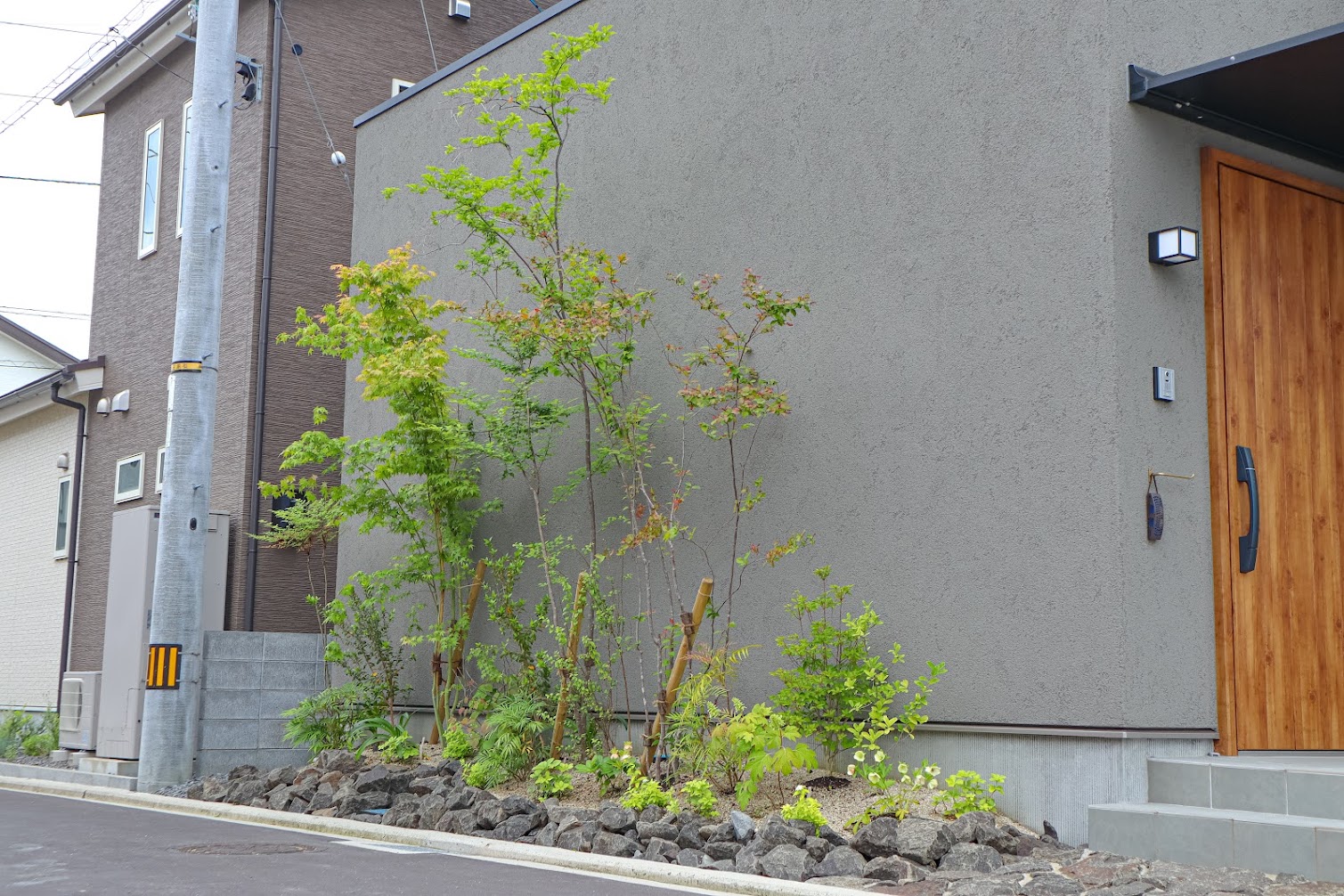 住宅街を彩る緑と石の景